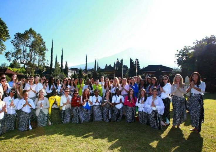 Miss World 2013 contestants do Namaste, Indonesian style of greet, as they prepare for visiting Mother Temple of Besakih in eastern Bali. (Photo: Miss World/Facebook)