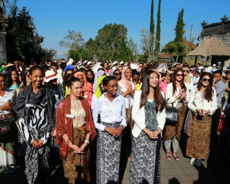 All the contestants wore similar wraparound skirt during their visit to temple. (Photo: Miss World/Facebook)