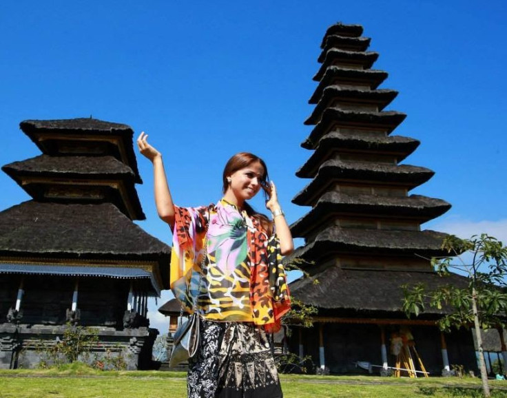 Miss World 2013 contestant from Hungary pose in front of the Mother Temple of Besakih. (Photo: Miss World/Facebook)