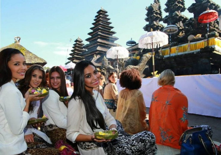 (L to R)  Miss World Philippines, Miss World El Salvador, Miss World Denmark and Miss World Bolivia pose during their visit to the temple in eastern Bali. (Photo: Miss World/Facebook)