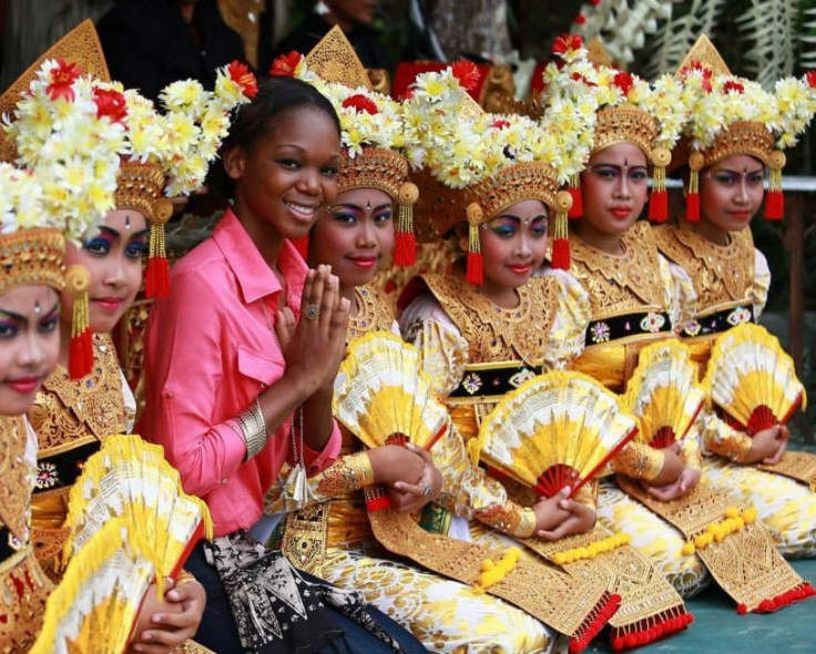 Post temple visit, the contestants were treated to some cultural extravaganza. Miss World Haiti poses with traditional Balinese dancers. (Photo: Miss World/Facebook)