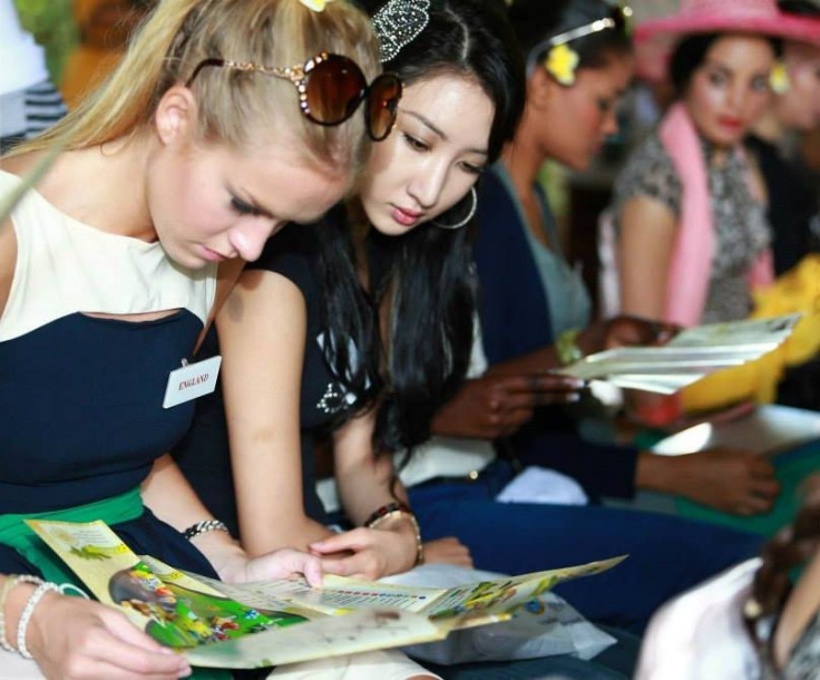 Miss England and Miss Korea study the Park's map ahead of their day-long expedition. (Photo: Miss World Organisation)