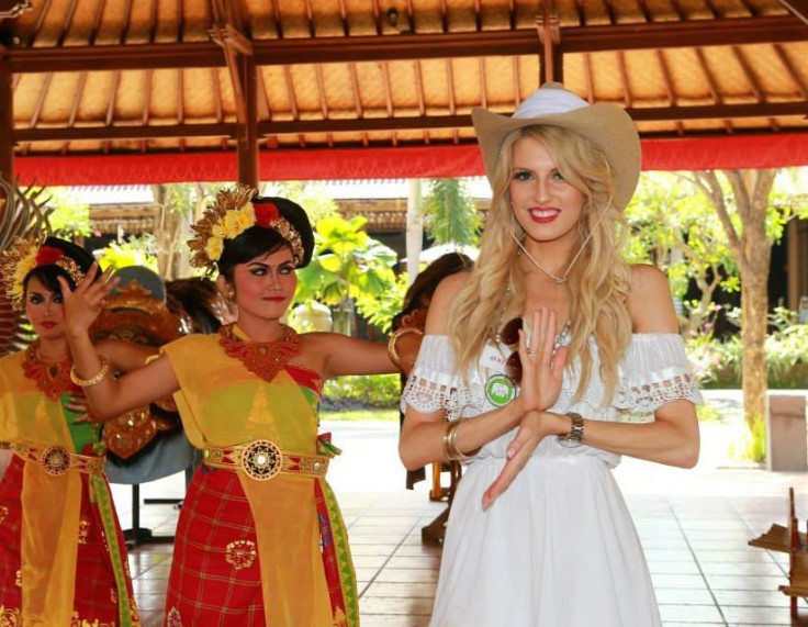 The visit tended with some cultural shows. Miss Australia poses with a Balinese dancer. (Photo: Miss World Organisation)