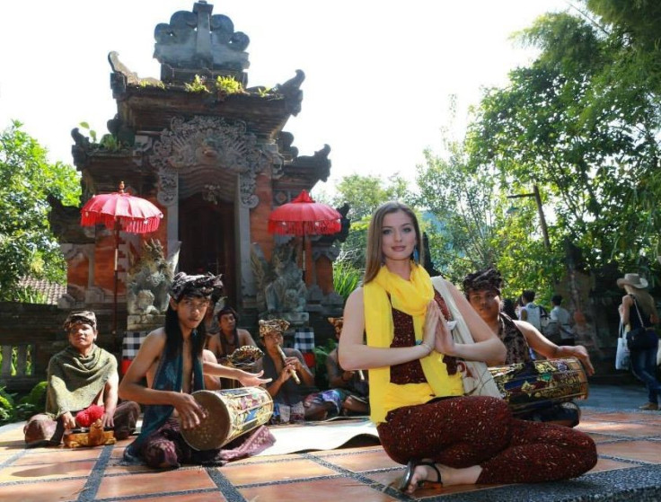 Miss World Ukraine poses with folk singers in Bali. (Photo: Miss World Organisation)