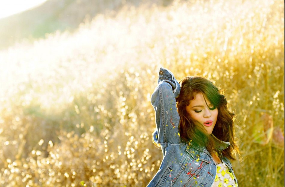 Selena Gomez Confesses She is a Hopeless Romantic[Facebook/SelenaGomez]