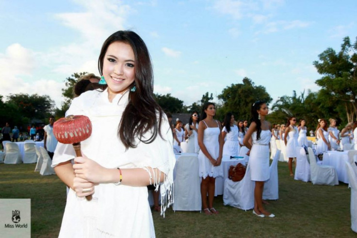 Miss World Indonesia 2013, Vania Larissa, celebrate World Peace Day on 21 September along with fellow contestants in Bali. (Photo: Miss World Organisation)
