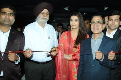 Aishwarya Rai Bachchan Mobbed at Jewellery Showroom Inaugaration(Facebook/AishwaryaRaiBachchan)