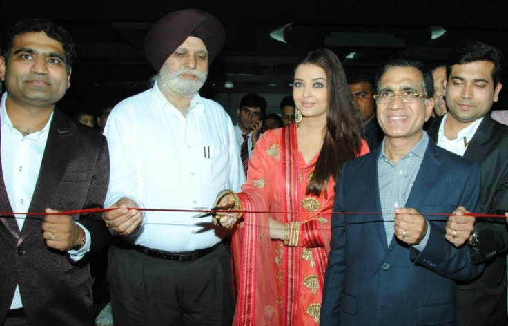 Aishwarya Rai Bachchan Mobbed at Jewellery Showroom Inaugaration(Facebook/AishwaryaRaiBachchan)