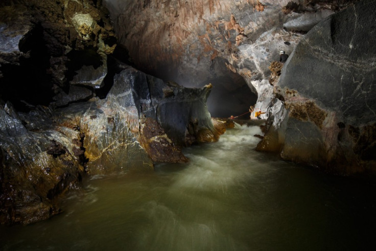 An underground river offers quite an expedition to visitors of the Son Doong Cave. (Photo: Oxalis)