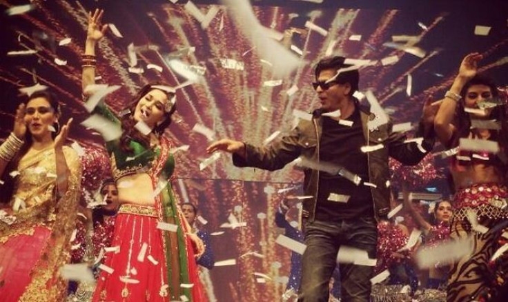 L to R: Bollywood actresses Rani Mukherjee and Madhuri Dixit perform with Shah Rukh Khan . (Photo: Twiter/@iamsrk)