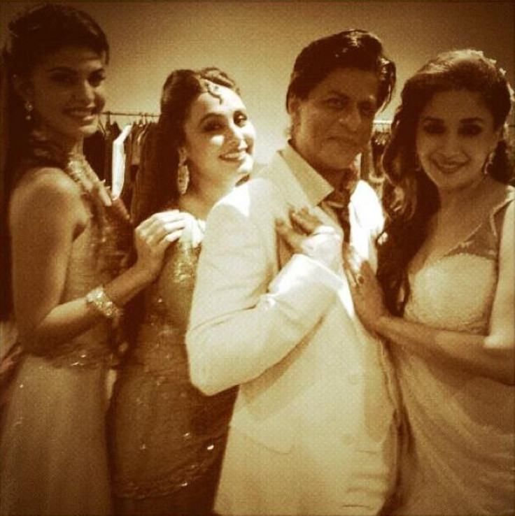 All the actors pose backstage before performance. (Photo: Twiter/@MadhuriDixit)