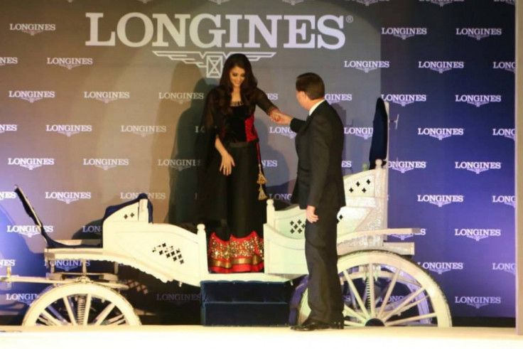 Aishwarya Rai Bachchan gets down from a chariot, entering the Oldest Longines Watch in India contest organised by the company in Taj Palace in New Delhi (Facebook/AshOfficial)