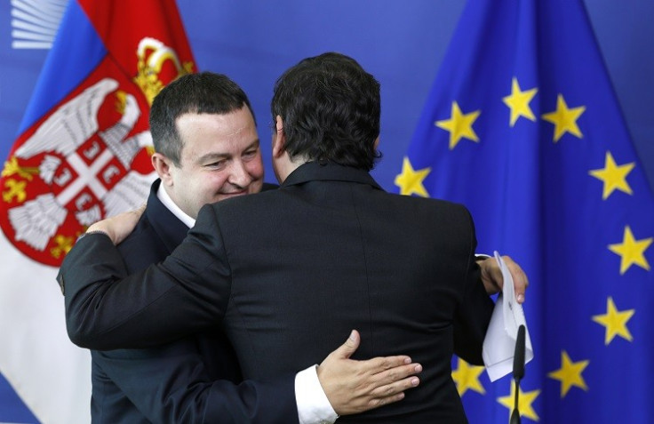 European Commision President Jose Manuel Barroso greets Serbian Prime Minister Ivica Dacic (L) after a joint news conference at the EU Commission headquarters in Brussels 26 June 2013 (Photo: Reuters)