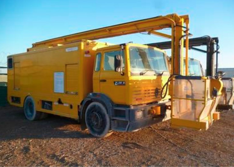 De-icing truck with cherry picker De-icing truck with cherry picker