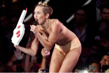 Miley Cyrus Responds To Former Bear Dancer's Allegations With a Photo/REUTERS