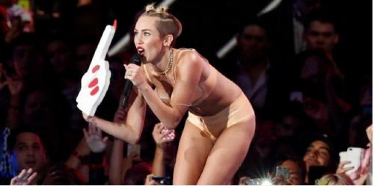 Miley Cyrus Responds To Former Bear Dancer's Allegations With a Photo/REUTERS