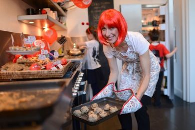 Sam Cam bakes for Comic Relief