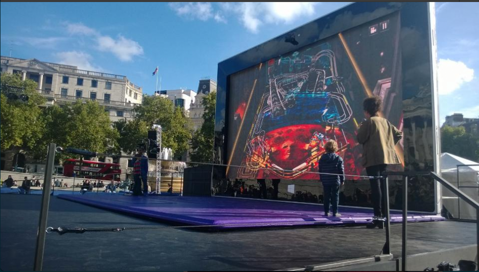 world-s-largest-surface-tablet-spotted-in-london-photos