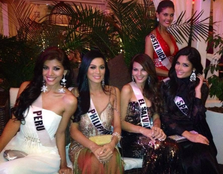 Misses Universe Peru, Philippines, El Salvador and spain get candid during welcome dinner in Moscow on 25 October. (Photo: Facebook)