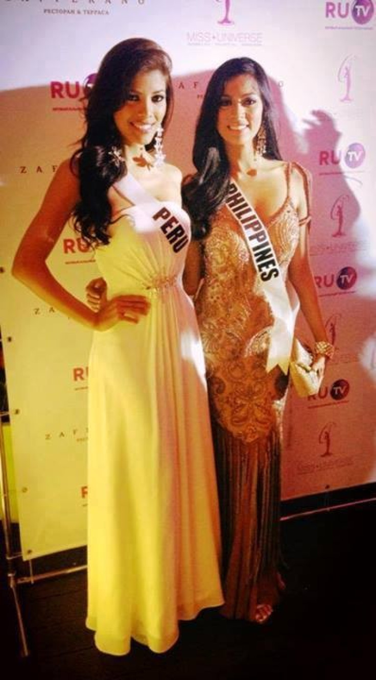 Misses Universe Peru and Philippines get along at dinner gala. (Photo: Facebook)