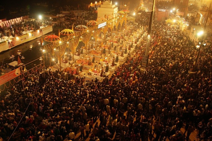 Hindu devotees gather to offer prayers on the banks of river Ganges during the Karthik Purnima festival on the occasion of Dev Deepawali at Dasasumerghat in the northern Indian city of Varanasi November 28, 2012. (Picture: Reuters)