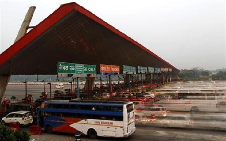 Vehicles pass through a toll plaza in Gurgaon on the outskirts of New Delhi November 4, 2013.