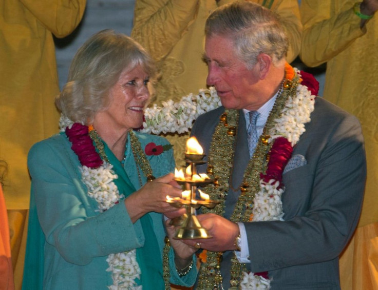 Prince Charles and Camilla hold diyas or oil lamps for performing Aarti ceremony. (Photo: Reuters)