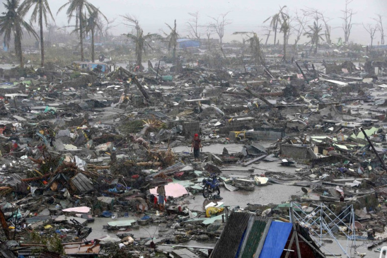Typhoon Haiyan kills at least 10,000