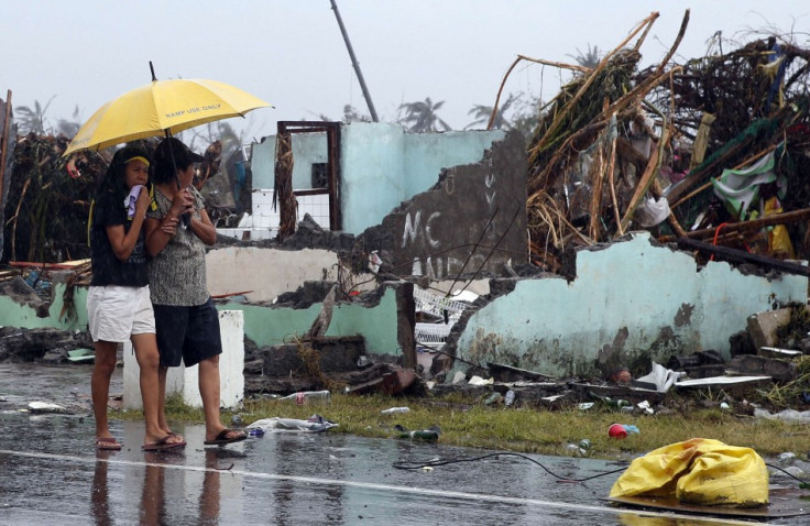 Typhoon Haiyan kills at least 10,000