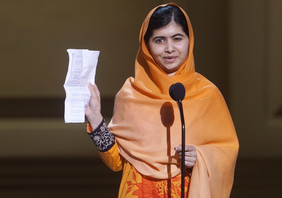 Malala Yousafzai speaks after receiving her award during the Glamour Magazine Women of the Year event in New York, November 11, 2013. (Photo: REUTERS/Carlo Allegri)