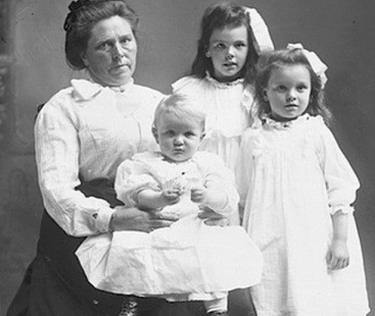 Belle Gunness with her children (WikiComms)
