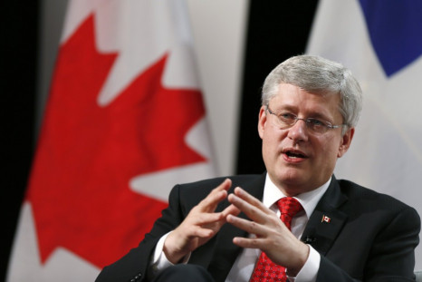 Canadian Prime Minister Stephen Harper gestures as he speaks to the Montreal Board of Trade in Montreal, November 15, 2013.  REUTERS/Christinne Muschi