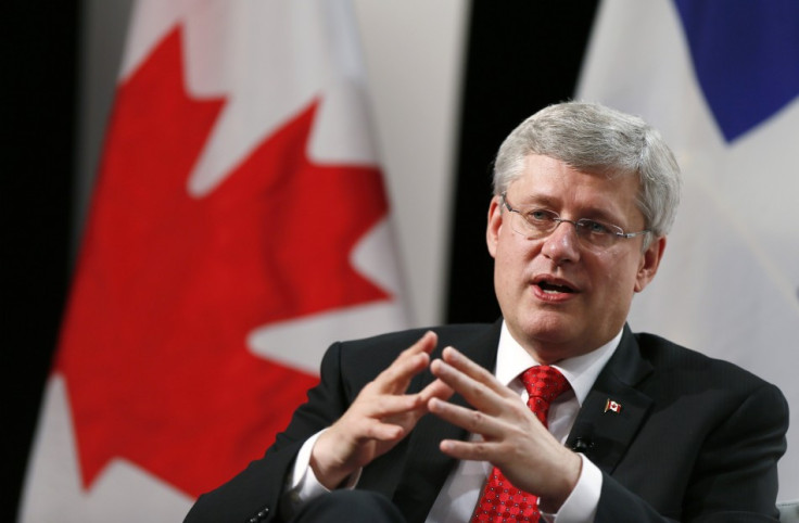 Canadian Prime Minister Stephen Harper gestures as he speaks to the Montreal Board of Trade in Montreal, November 15, 2013.  REUTERS/Christinne Muschi