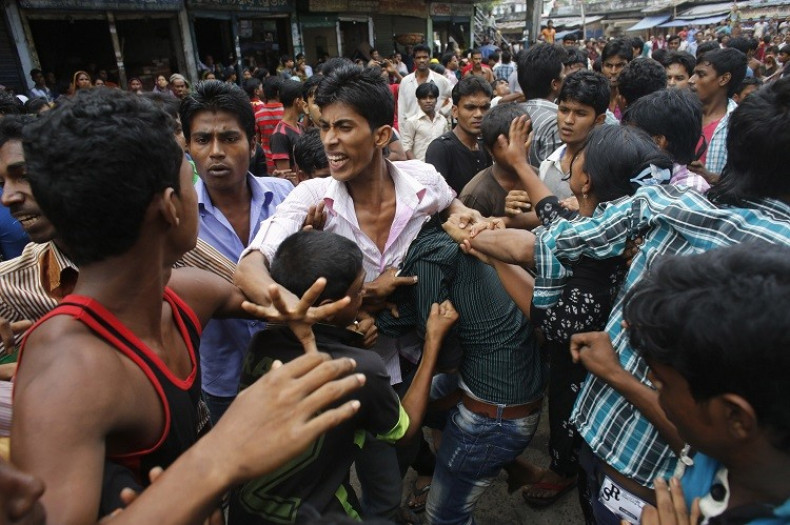 Garment workers clash with locals, who they believe are supporting the garment factory owners, during a protest in Dhaka September 23, 2013. (Photo: Reuters)