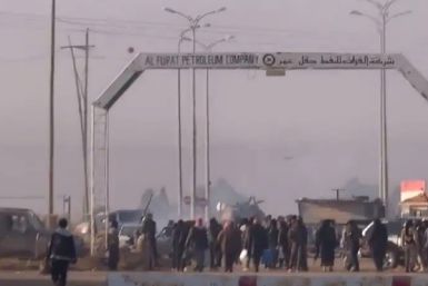 Footage apparently showing Syrian rebels in the al-Omar oil field, Deir al-Zor province.