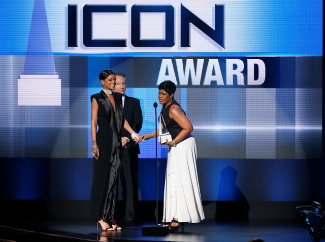 Rihanna accepts the Icon Award from her mother Monica Fenty as presenter Bill Maher stands by Rihanna accepts the Icon Award from her mother Monica Fenty as presenter Bill Maher stands by