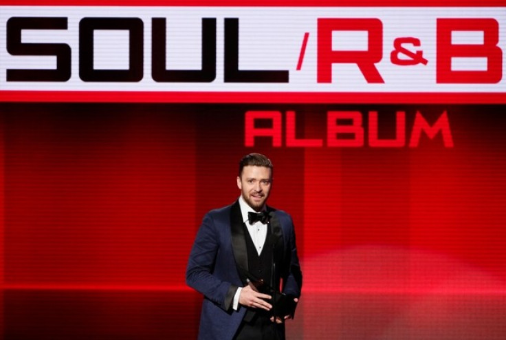 Justin Timberlake accepts the favorite soul/R