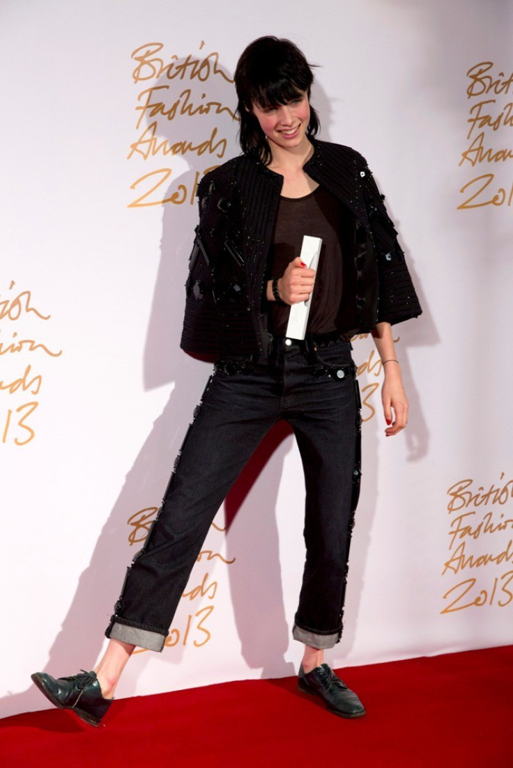 Edie Campbell opted for tramp-like look to pick her Model of the Year award. (Photo: REUTERS/Neil Hall)