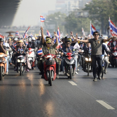 Thai PM Yingluck dissolves parliament