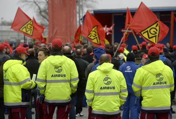 Employees of aircraft company Airbus demonstrate in front of the German headquarter Hamburg-Finkenwerder in November 2013 (Photo: Reuters)