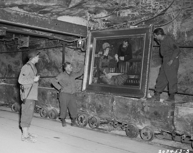US soldiers examine the painting, "Wintergarden," by French Impressionist painter Edouard Manet, stolen by the Nazi regime and hidden in a salt mine in Merkers (Photo: Reuters) US soldiers examine the painting, "Wintergarden," by French Impressionist painter Edouard Manet, stolen by the Nazi regime and hidden in a salt mine in Merkers (Photo: Reuters)