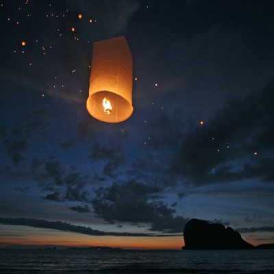 Lanterns are released during a ceremony to commemorate the first anniversary of the Indian Ocean tsunami on Pak Meng beach, Thailand December 26, 2005. (Reuters)