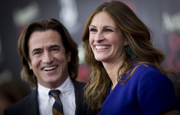 Julia Roberts poses with  Dermot Mulroney. (Reuters)