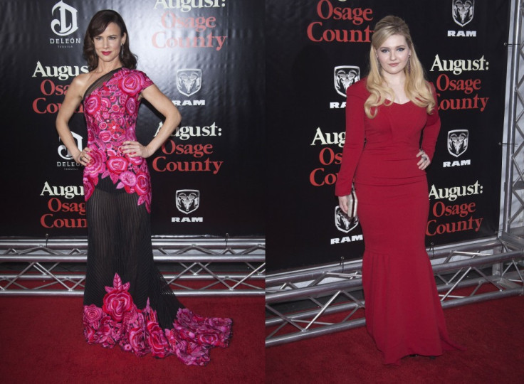 Juliette Lewis (L) and Abigail Breslin pose on red carpet. (Reuters)