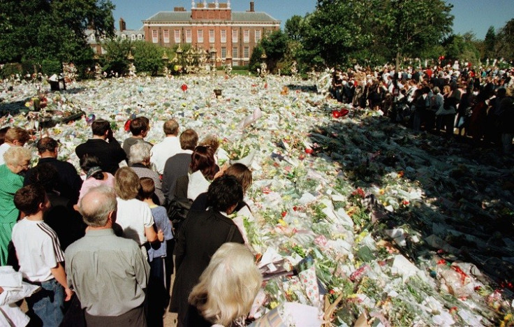 Hundreds of floral tributes left outside Kensington Palace