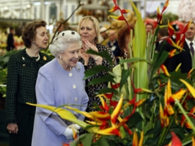 Queen attends Chelsea Flower show