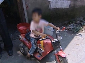 3 year old Daredevil trike riding child pedals on a major city road