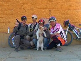 Cute Stray dog runs 1300 miles beside Chinese Cyclists