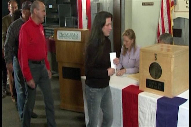 Obama holds narrow lead as US goes to the polls