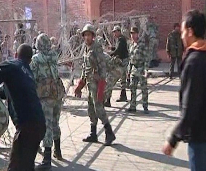Egypt: Army moves in to break up protests